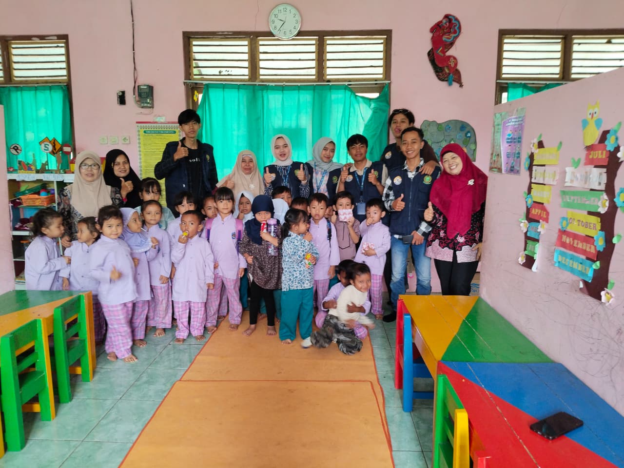 Foto kelompok KKN Serayu Karanganyar di depan kantor kepala desa